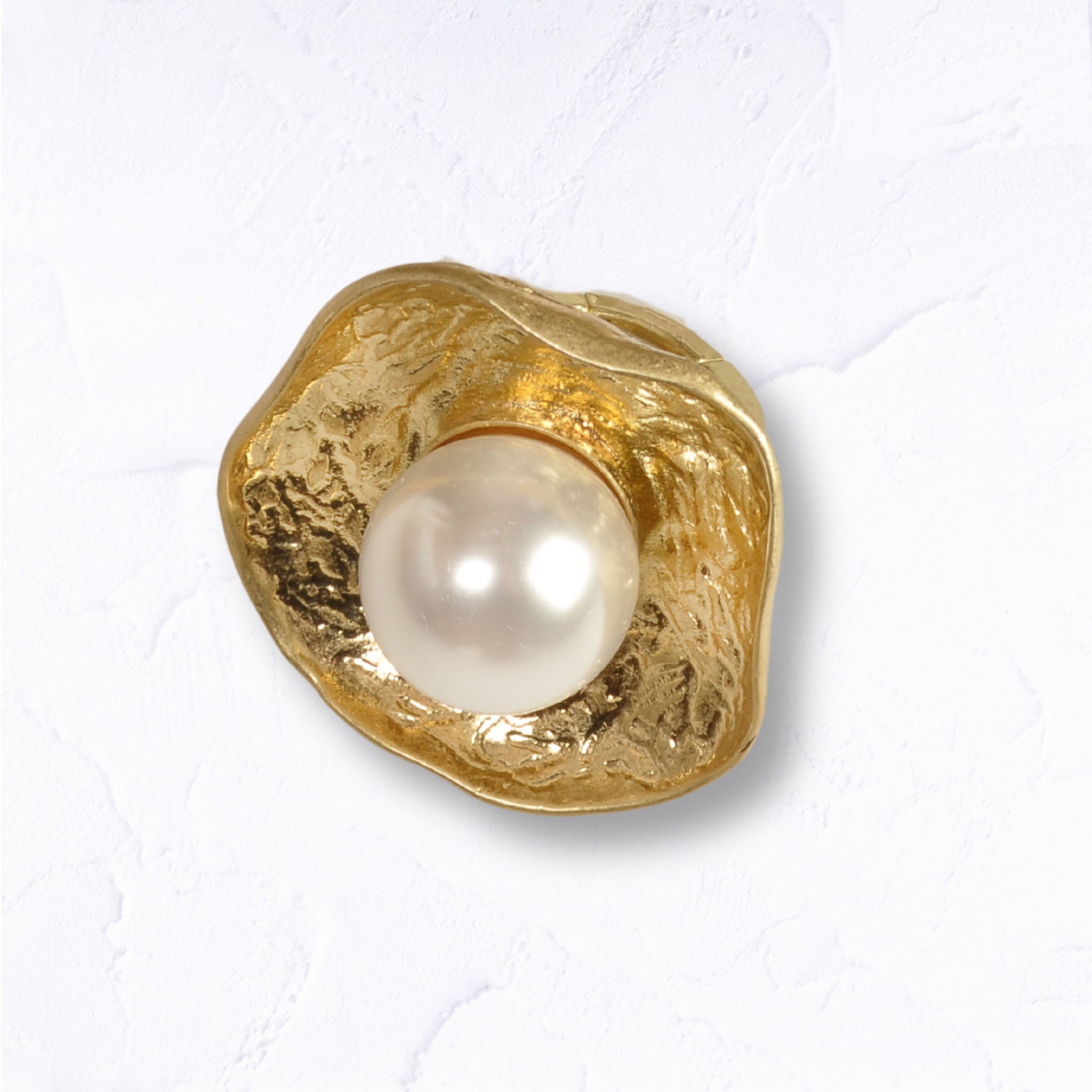 Textured circle giant pearl ring