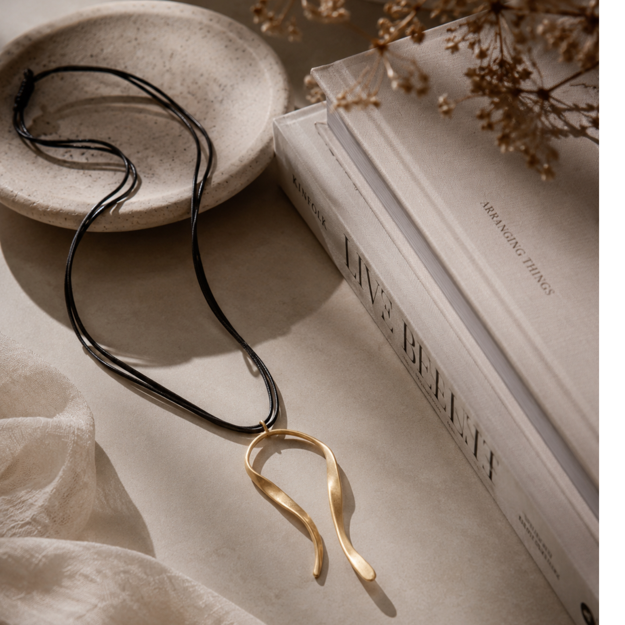 Double string curvy pendant necklace