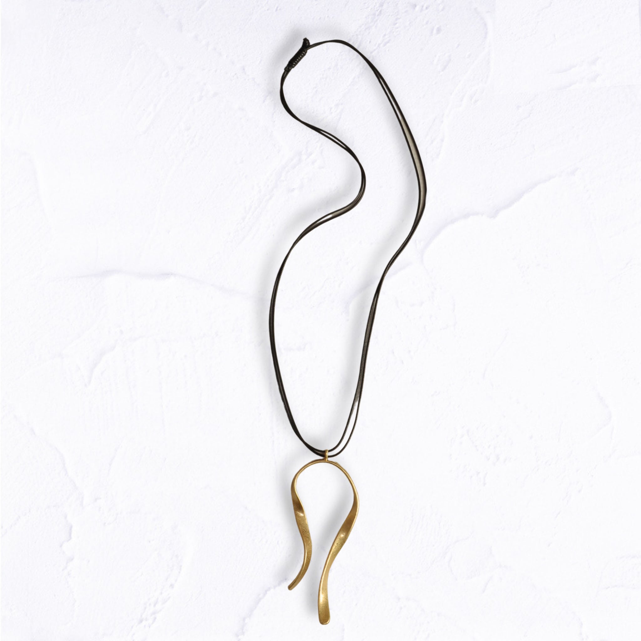 Double string curvy pendant necklace